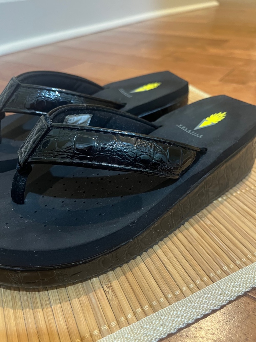 Volatile croc-embossed platform wedge flip-flops 2 in heel size 8 - Picture 6 of 6